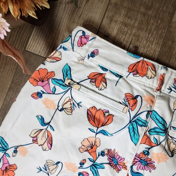 St. John’s Bay Capris Size 12 Petite Secretly Slender Panel White Posie Floral - Picture 13 of 16